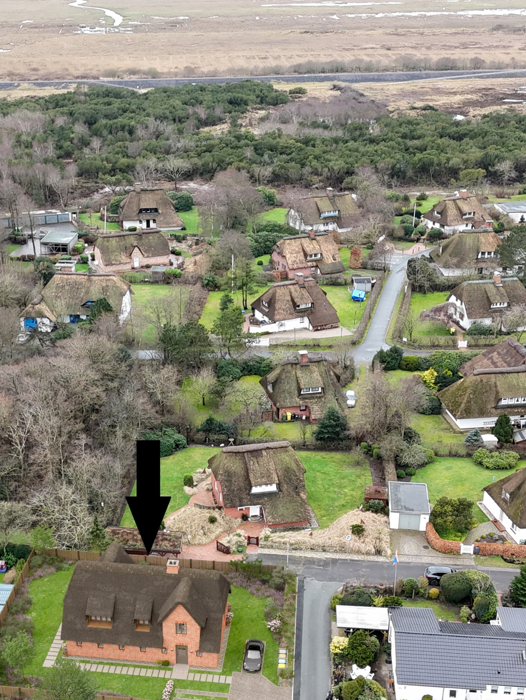 Dies zeigt das Grundstück in einer Vogelperspektive. Zu erkennen ist die angrenzende NAchbarbebauung und die kurze Entfernung zu deich. Hinter dem Deich, direkt die Salzwiesen.