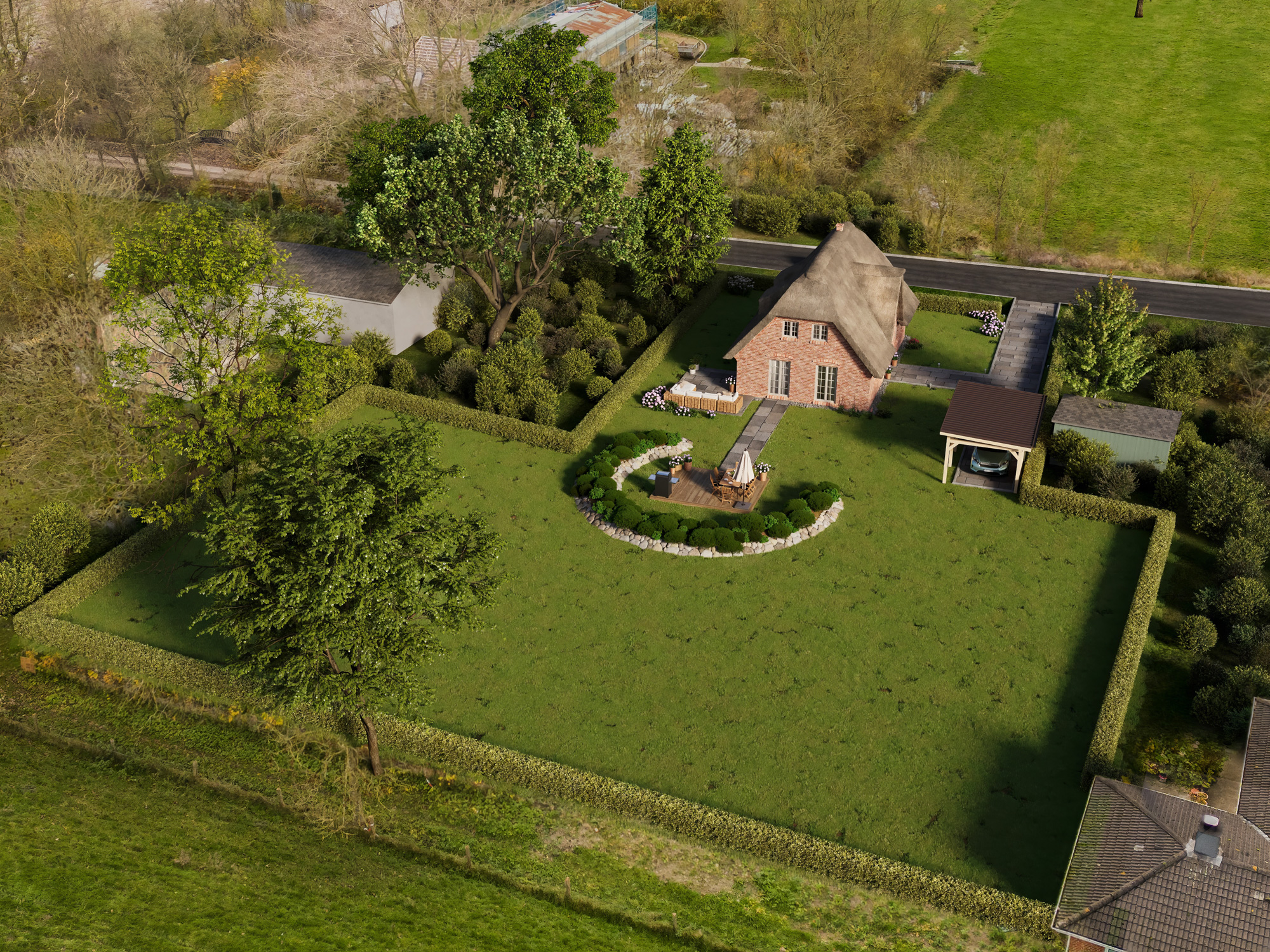 Sicht auf das Grundstück von der Vogelperspektive. In dem großen Garten ist eine quadratische Terrasse mit C Förmig angelegter Bepfanzung, sie ist mit einem Weg mit dem Haus verbunden. Das Haus ist im Hinteren, schmaleren Teil des Grundstücks. Das Reetdachhaus ist mit der kurzen Seite der Straße zugerichtet. Auf dem Grundstück steht ebenfalls ein Carport.